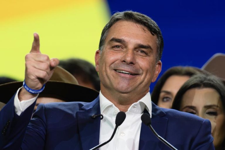 Flávio Bolsonaro presta esclarecimentos rejeitando crime de calúnia contra Lula