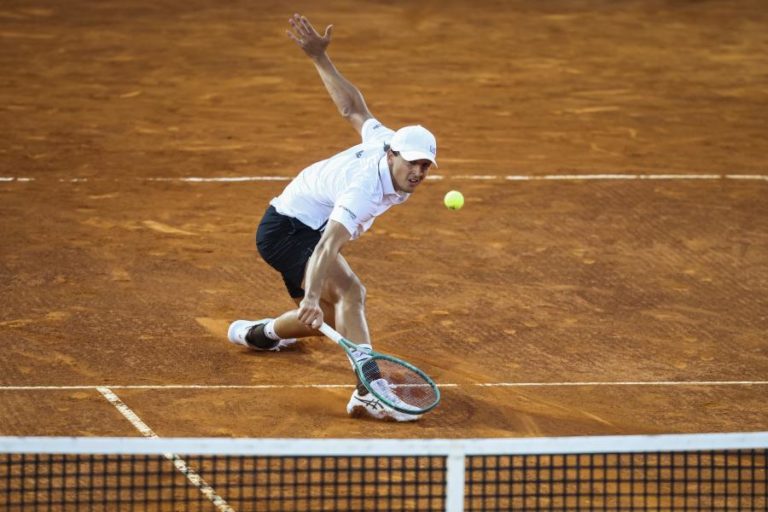 Estoril Open: Alexander Blockx vence Luciano Darderi e está na final