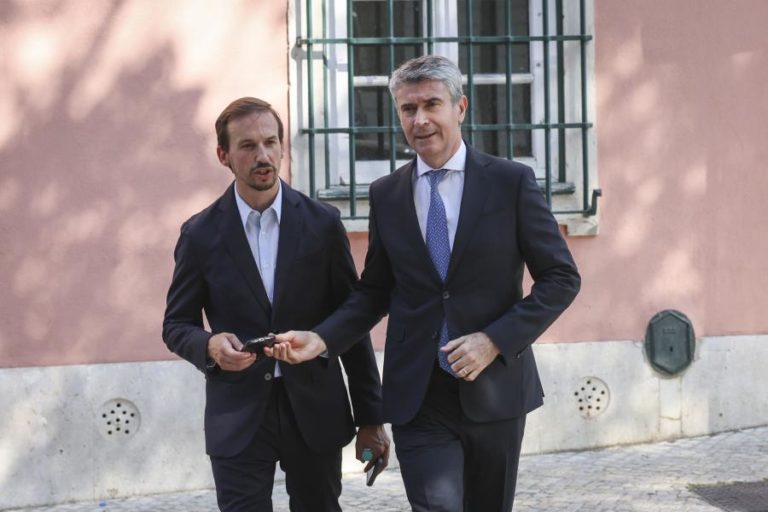 Carneiro pede reunião com primeiro-ministro para esclarecer polémicas com Luís Neves
