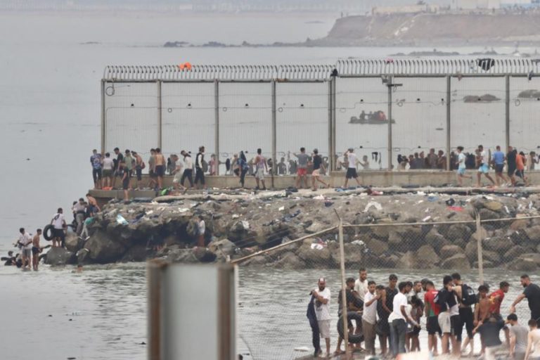 Mais de 40.000 pessoas entraram ilegalmente em Ceuta desde quinta-feira