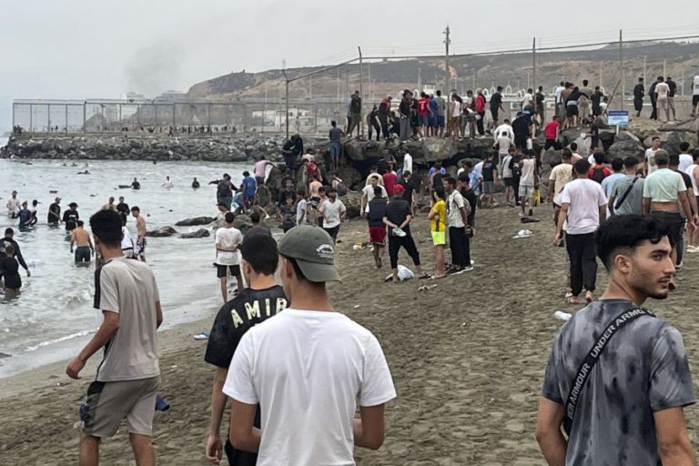 Pelo menos 24 mortos em Ceuta, centenas de pessoas estão a voltar a Marrocos