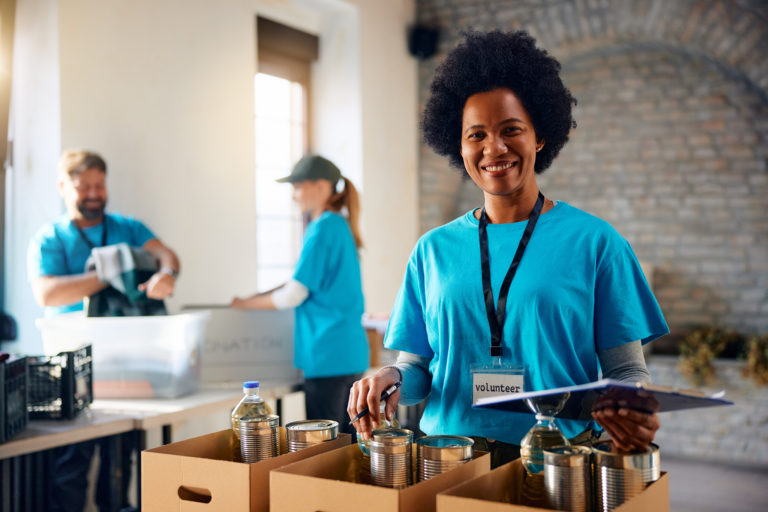 Receita de coimas apoia bancos alimentares em Kingston