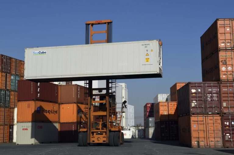 UE importa mais 7,9% da China mas exporta menos 5,6% para EUA no 2.º trimestre