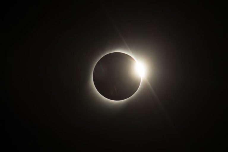 Portugal testemunha hoje pela primeira vez desde 1912 um eclipse total do Sol