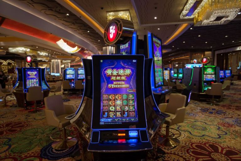 Receitas dos casinos em Macau voltam a registar em julho variação negativa de 8,4%