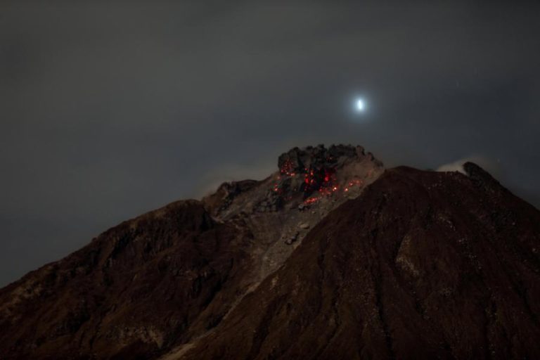 Vulcão entra em erupção na Indonésia após dias de intensa atividade