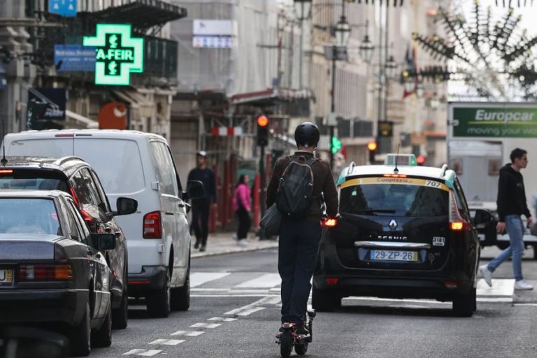 Trotinetes tornaram-se alvo a abater num Portugal ainda dominado pelo carro – urbanista