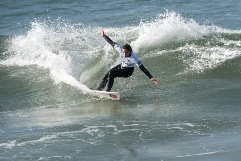 Surfista lusa Francisca Veselko junta-se a Hopkins na segunda ronda do Fiji Pro