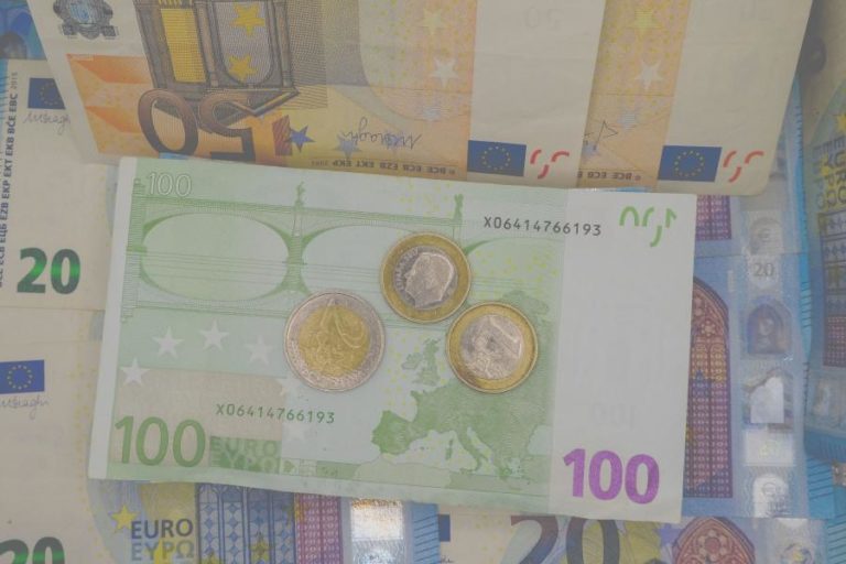 Dívida das famílias, empresas e Estado sobe para 894.000 ME no 1.º semestre