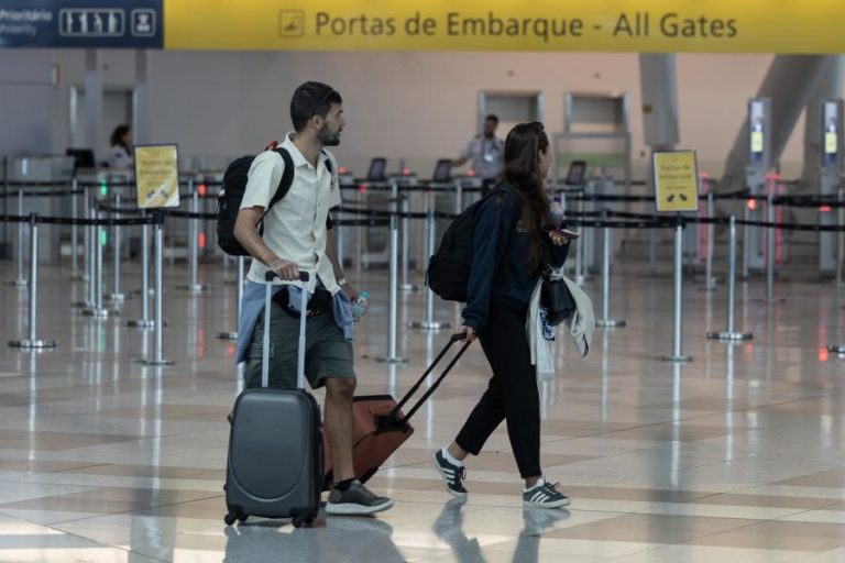 Mau tempo cancela oito voos e diverge outros sete no aeroporto do Porto