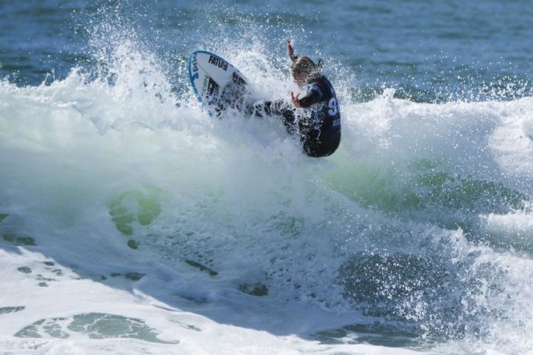 Surfista portuguesa Yolanda Hopkins perde nas ‘meias’ da etapa no Taiti
