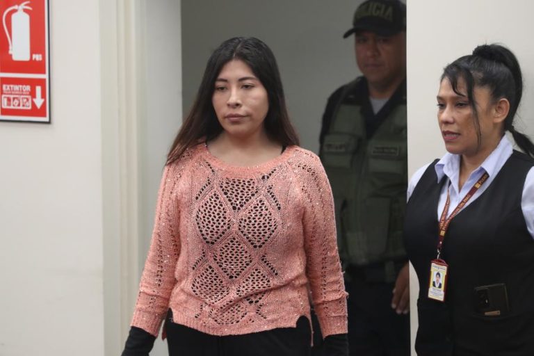 Justiça do Peru renova mandado de captura de ex-primeira ministra exilada no México