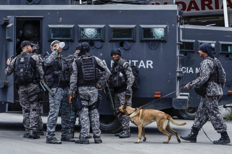 Camiões incendiados para travar operação policial no Brasil contra rival do Comando Vermelho