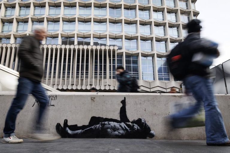 Obras de Banksy em Londres custaram 175.000 euros aos contibuintes em limpeza e segurança