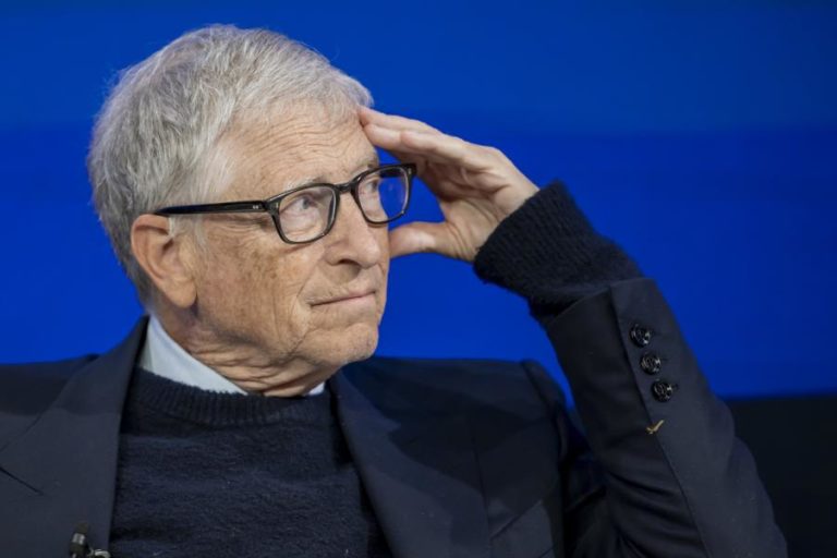 Bill Gates propõe reservar empregos para humanos perante avanço da IA