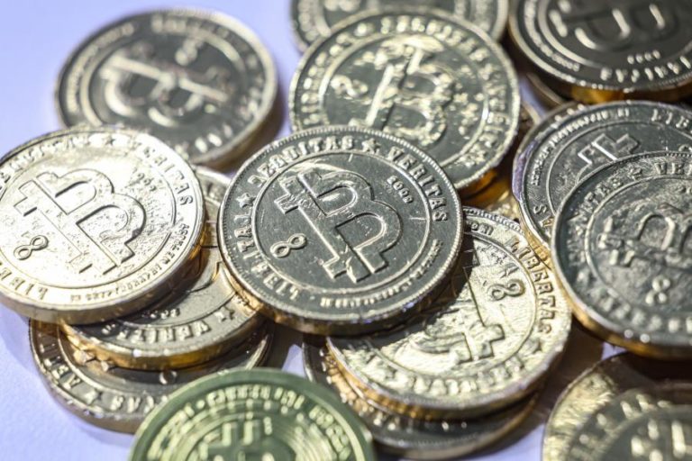 Bitcoin sobe quase 3% e aproxima-se dos 80.000 dólares