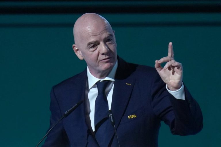 UEFA diz ter perdido confiança em Gianni Infantino