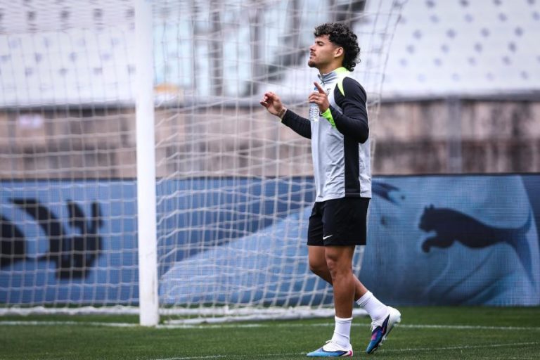 Lateral-esquerdo Maxi Araújo renova com Sporting até 2030