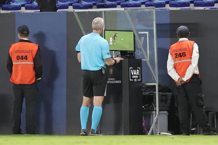 UEFA quer uniformizar revisões do videoárbitro