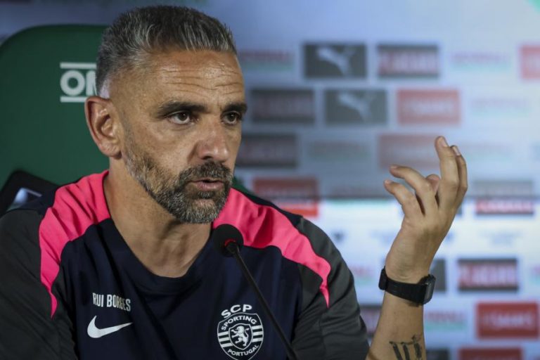 Rui Borges “feliz” com o plantel do Sporting e nada “preocupado com o vizinho”
