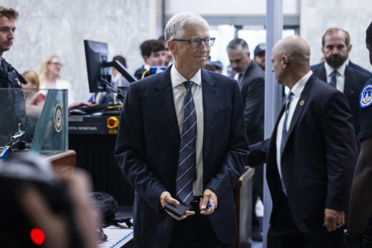 Bill Gates pede cooperação entre EUA e China para enfrentar riscos da IA