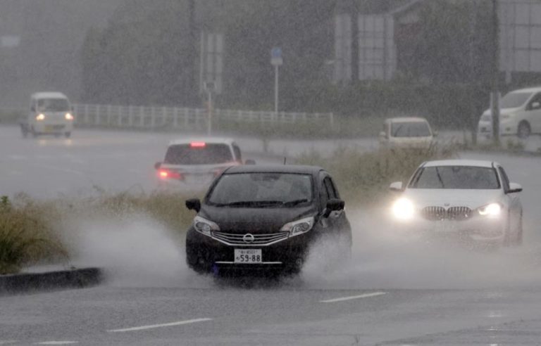 Tempestade tropical deixa milhares de casas sem energia na região de Tóquio