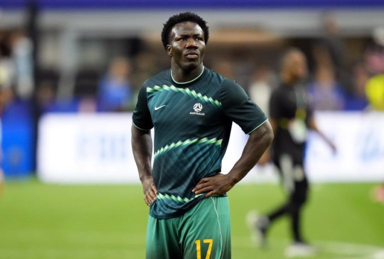 Extremo australiano Nestory Irankunda assina pelo Sporting
