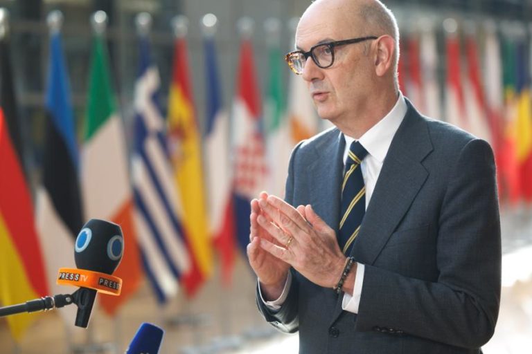 Ministro das Finanças francês diz que plano de Mélenchon é “manguito” à zona euro