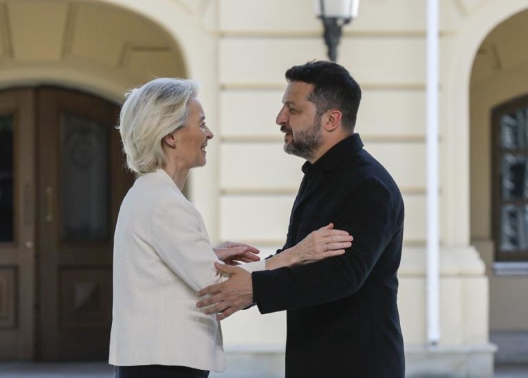 Bruxelas aprova apoio de 6,1 mil ME para defesa em Dia da Independência da Ucrânia