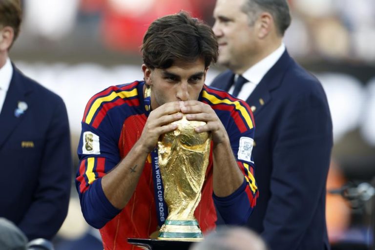 Avançado espanhol Ferran Torres troca FC Barcelona pelo PSG