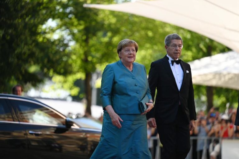 Merkel pede para “lutar pela democracia” face à extrema-direita na Alemanha
