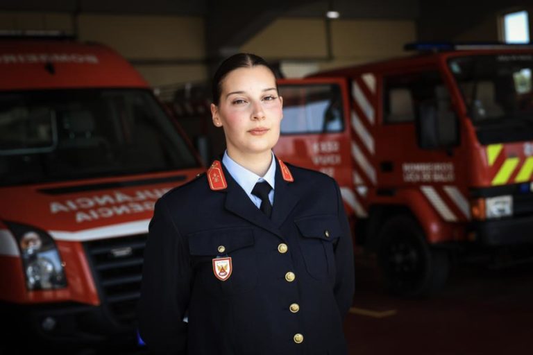 Maria Faria é bombeira e vai à Suíça ajudar a quebrar o “tabu” sobre pobreza menstrual