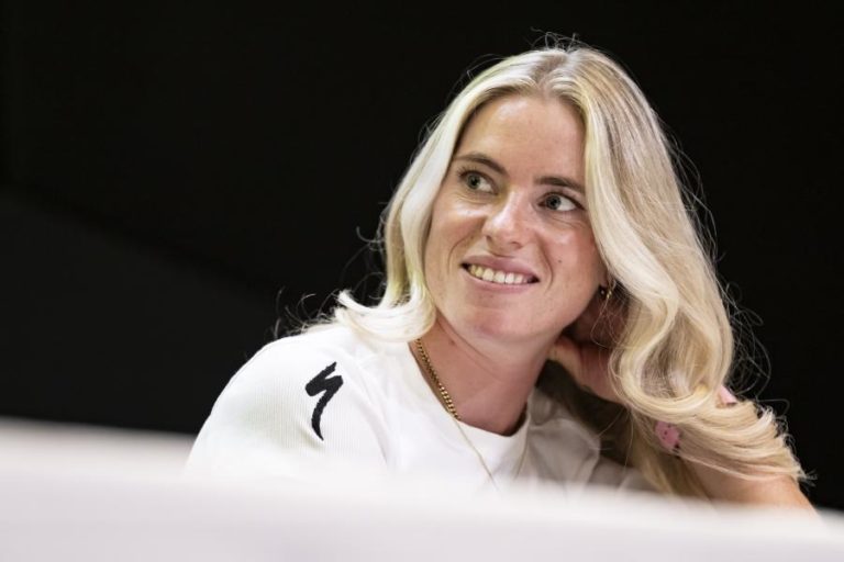 Demi Vollering vence Volta a França feminina pela segunda vez