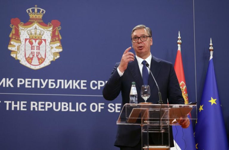 Ucrânia: Presidente sérvio nega exportação de armamento para Kiev