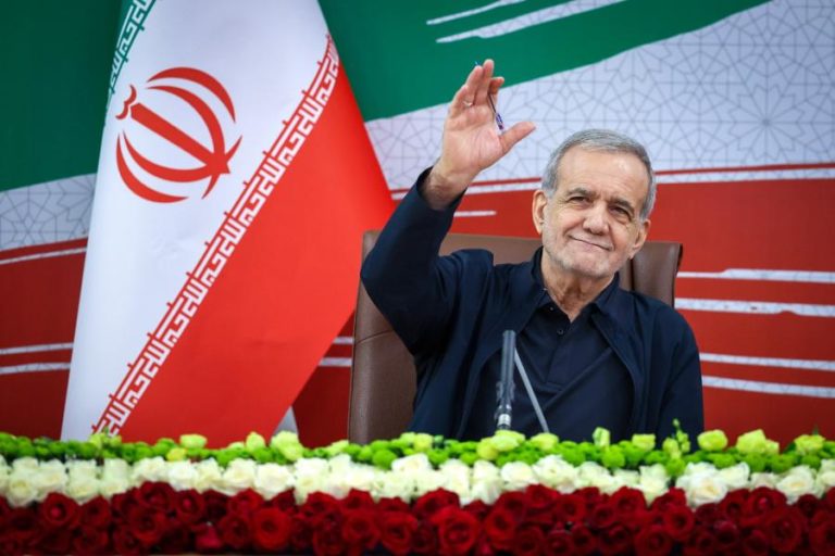 Presidente iraniano diz terem fracassado tentativas dos EUA de transformar o país “na Venezuela”