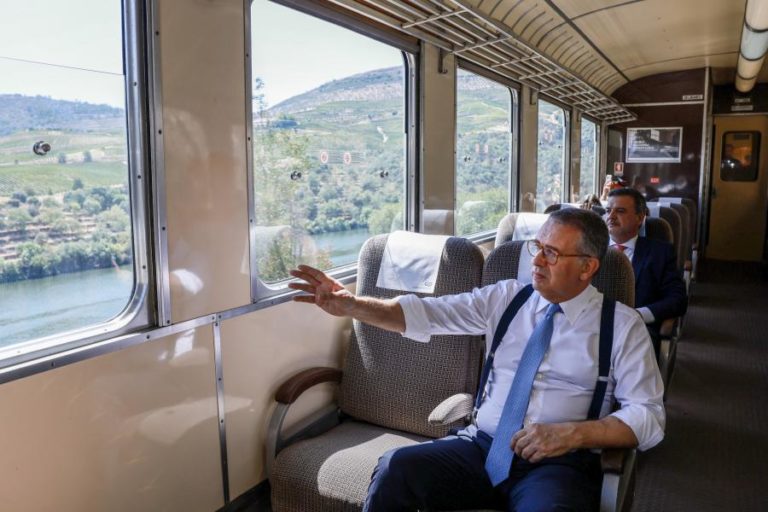 Presidente da República parte de comboio do Pinhão pela Linha do Douro