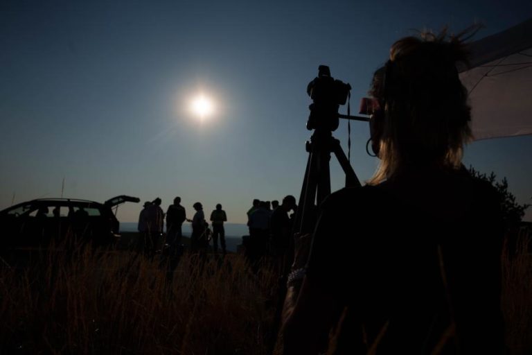 Milhares de pessoas assistem com palavras de espanto ao eclipse total em Bragança