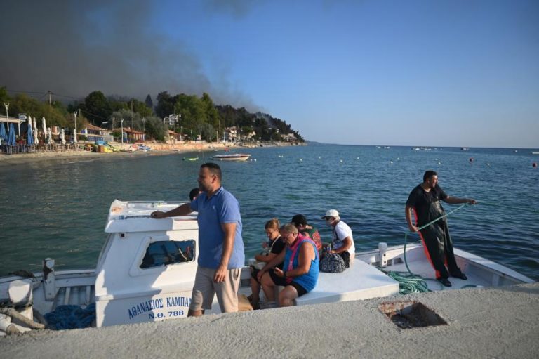Incêndio no norte da Grécia leva à retirada de centenas de turistas