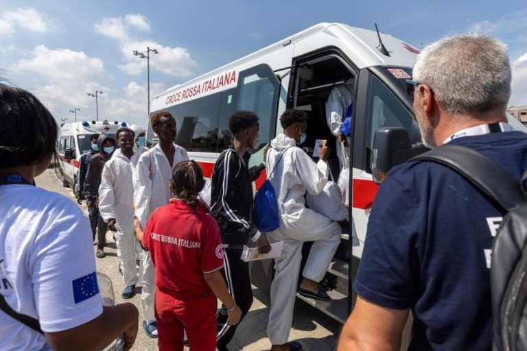 Socorridos 35 migrantes em Lampedusa, outros 52 à deriva no mar