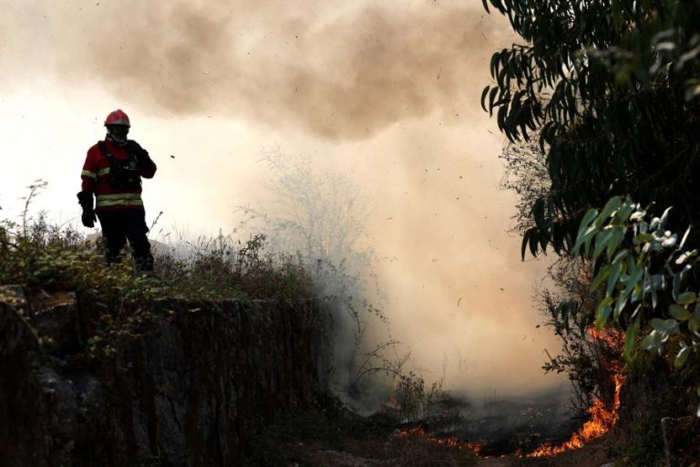 Cerca de 60 concelhos do interior Norte e Centro em perigo máximo de incêndio