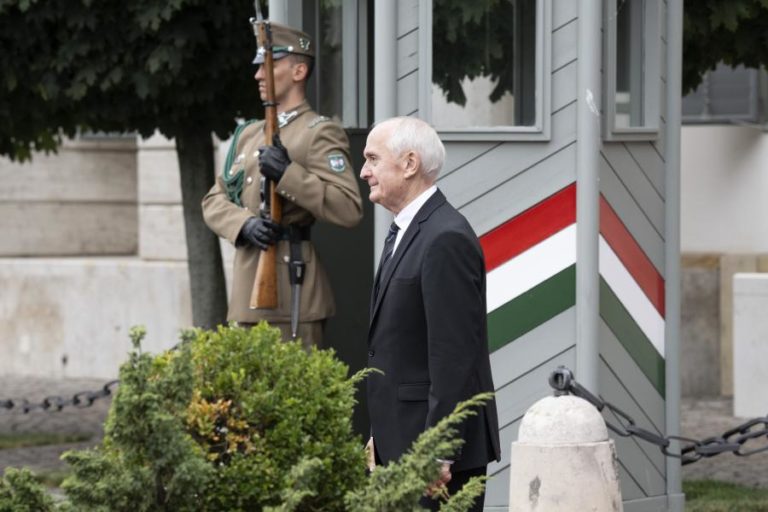 Europeísta Baka assume Presidência da Hungria para romper com legado de Orbán