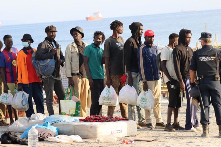 Espanha disponibiliza abrigos temporários para 1.800 migrantes em Ceuta