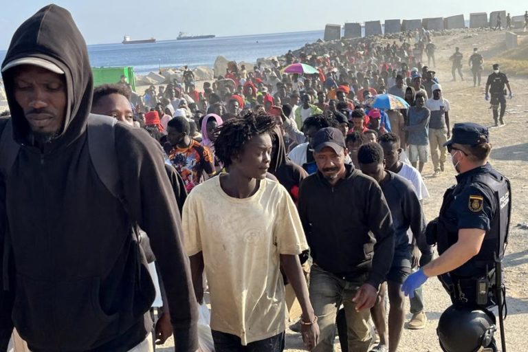 Milhares de migrantes continuam nas ruas de Ceuta três semanas depois de entrarem