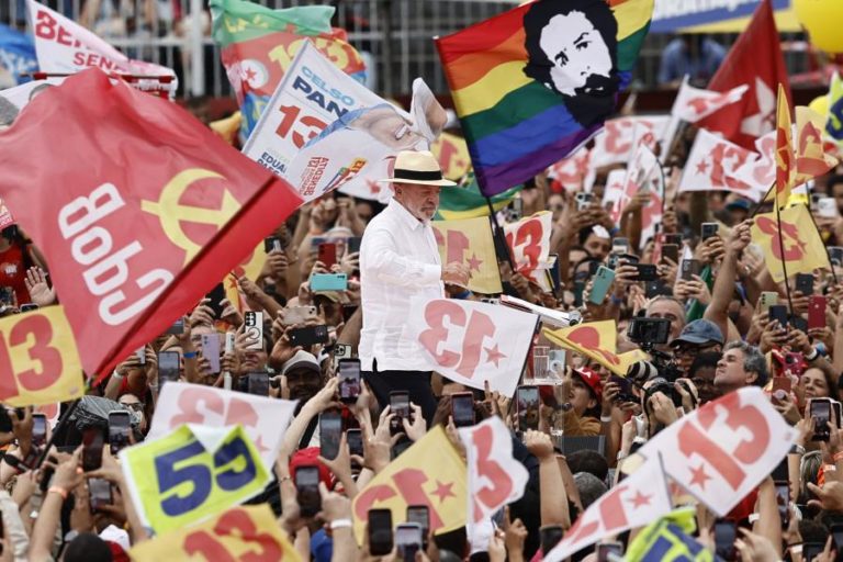 Lula e Flávio Bolsonaro realizam comícios simultâneos no Rio de Janeiro