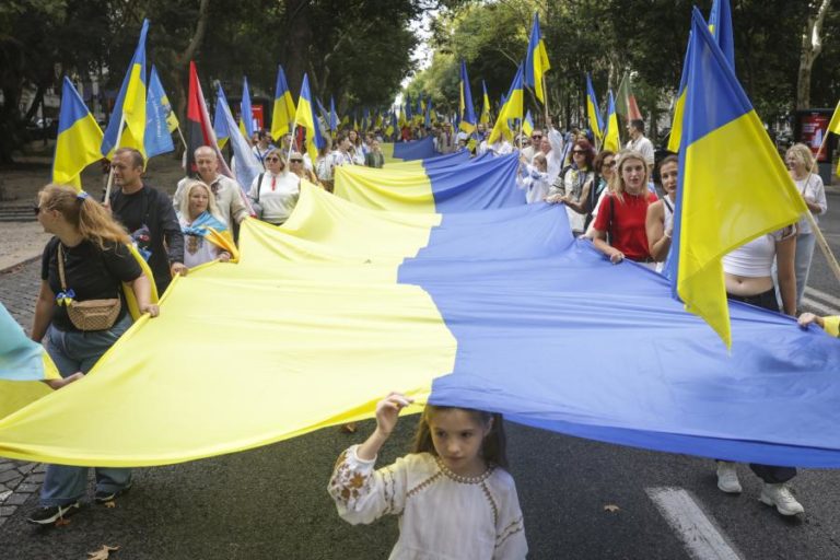 Centenas de pessoas marcham em Lisboa para assinalar 35 anos de independência da Ucrânia
