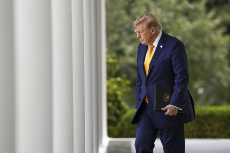 Trump diz que já não há minas em Ormuz e adverte Teerão contra colocar mais
