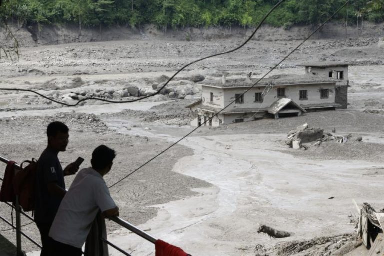 Polícia do Nepal emite alerta de inundações após rutura de lago no Tibete