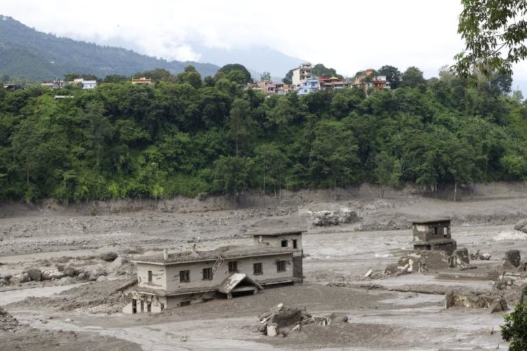 Sobe para 95 mortos balanço de enxurrada devastadora no Nepal