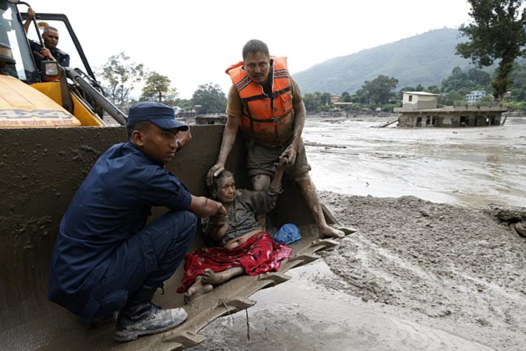 Balanço de inundações no Nepal sobe para 55 mortos e mais de 400 desaparecidos