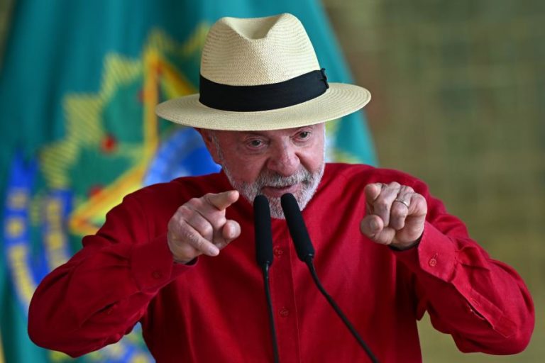 Lula e Flávio Bolsonaro iniciam propaganda eleitoral com ataques mútuos